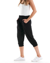 Load image into Gallery viewer, Betty Basics Tokyo Pant (3/4 pant) Black