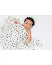 Load image into Gallery viewer, Lulujo Cotton Muslin Swaddles Gift Pack of 2 ( Daisies &amp; Greenery) (Blackbirds &amp; Mudcloth)
