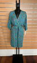 Load image into Gallery viewer, Essence Wildflower Robe 674R
